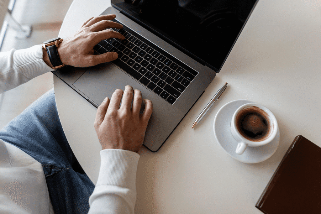 Un joven autonomo dirige su blog personal en internet hombre de negocios trabajando en una computadora portatil moderna 1 min